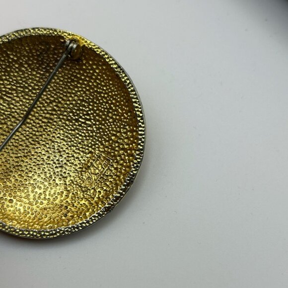 1960s Signed Karu Brooch – Pink Enamel Gold-Tone Round Leaf Design, Vintage Book - Picture 6 of 6